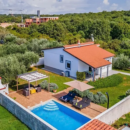 With Pool Near The Beach, Great Location * Medulin