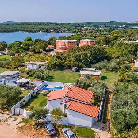 Holiday home With Pool Near The Beach, Great Location