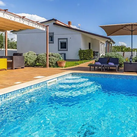 Holiday home With Pool Near The Beach, Great Location *
