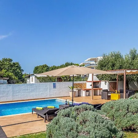 Holiday home With Pool Near The Beach, Great Location