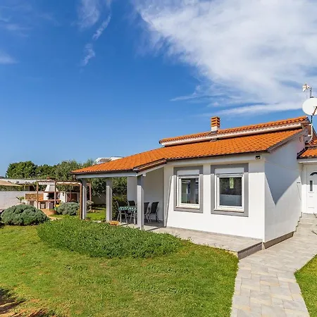 Holiday home With Pool Near The Beach, Great Location
