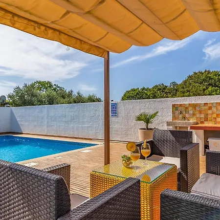 Holiday home With Pool Near The Beach, Great Location