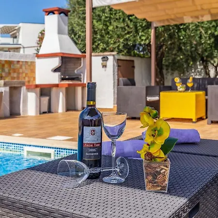 Holiday home With Pool Near The Beach, Great Location *