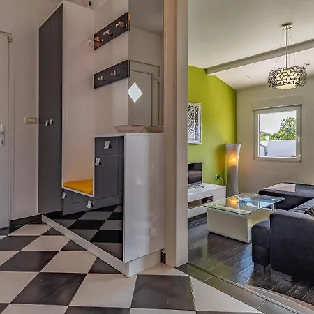 With Pool Near The Beach, Great Location Medulin