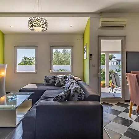 With Pool Near The Beach, Great Location * Medulin