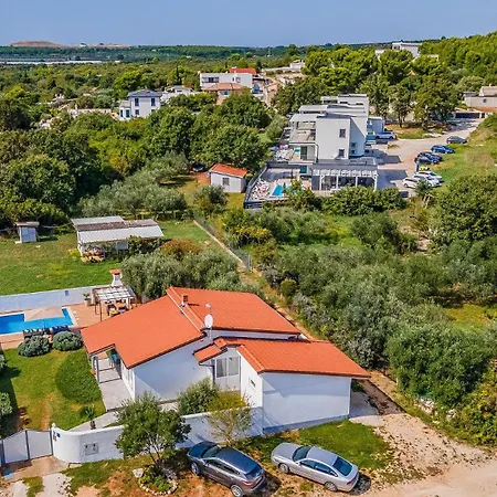 With Pool Near The Beach, Great Location By Wiibuk Сasa de vacaciones
