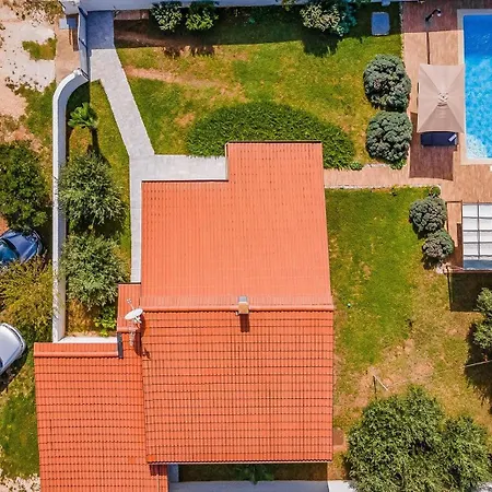 With Pool Near The Beach, Great Location By Wiibuk Сasa de vacaciones *