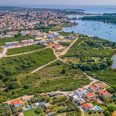 With Pool Near The Beach, Great Location By Wiibuk Сasa de vacaciones Medulin