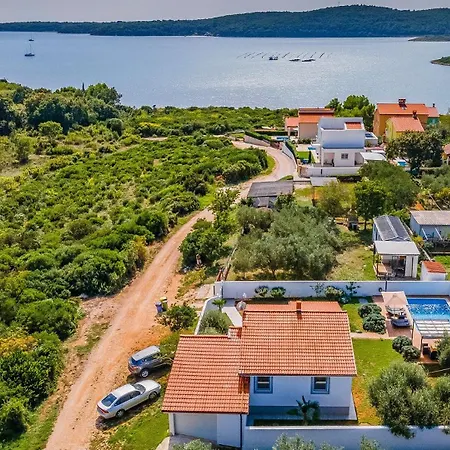 Сasa de vacaciones With Pool Near The Beach, Great Location By Wiibuk Medulin