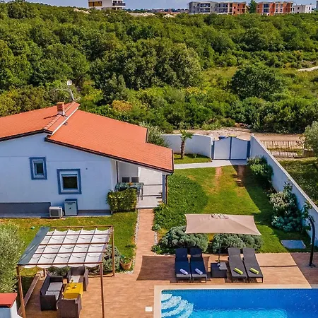 With Pool Near The Beach, Great Location By Wiibuk *