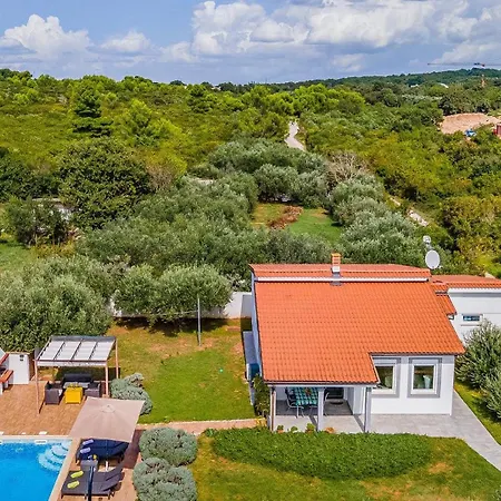 With Pool Near The Beach, Great Location By Wiibuk Medulin