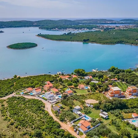 With Pool Near The Beach, Great Location By Wiibuk Сasa de vacaciones