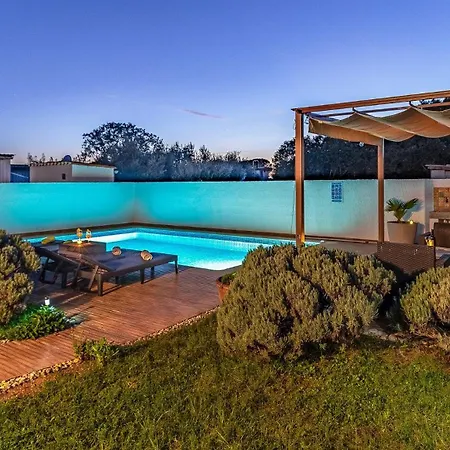 With Pool Near The Beach, Great Location By Wiibuk Сasa de vacaciones