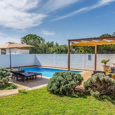 With Pool Near The Beach, Great Location By Wiibuk Сasa de vacaciones Medulin