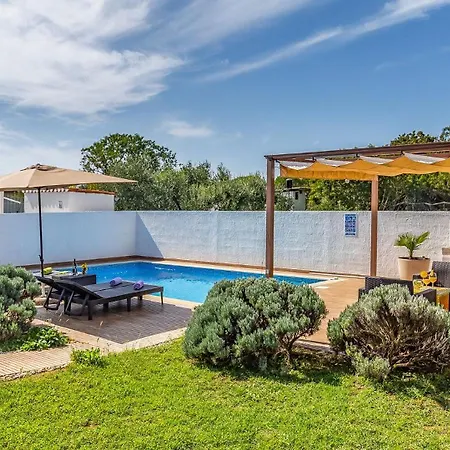With Pool Near The Beach, Great Location Holiday home Medulin