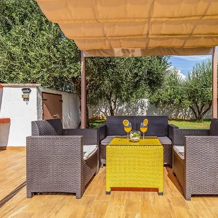 Сasa de vacaciones With Pool Near The Beach, Great Location By Wiibuk Medulin