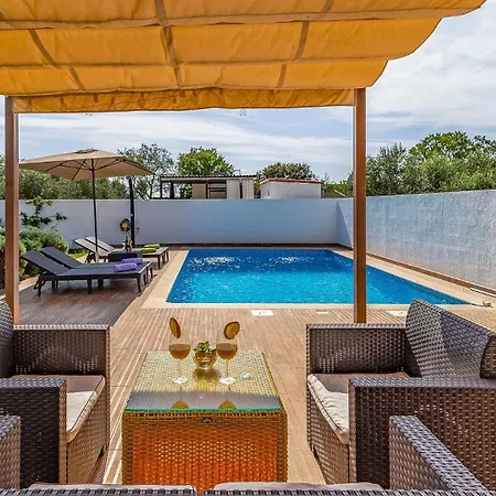 With Pool Near The Beach, Great Location By Wiibuk *