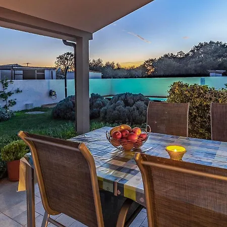 With Pool Near The Beach, Great Location By Wiibuk Сasa de vacaciones *