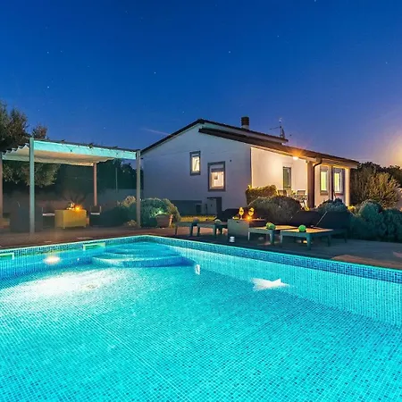Сasa de vacaciones With Pool Near The Beach, Great Location By Wiibuk Medulin