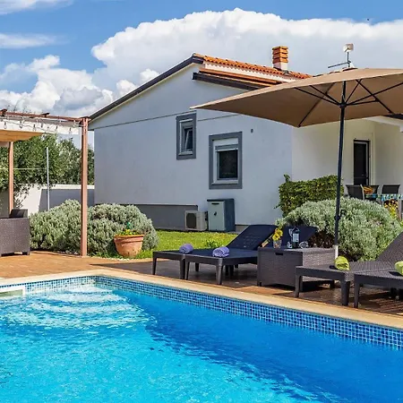 With Pool Near The Beach, Great Location By Wiibuk *