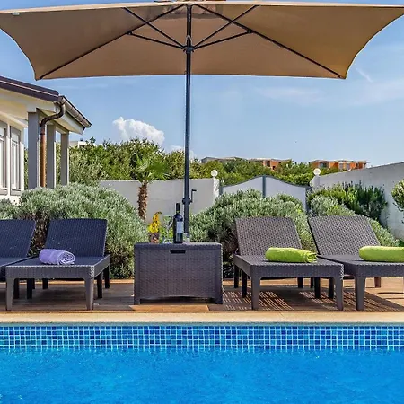 With Pool Near The Beach, Great Location By Wiibuk Medulin