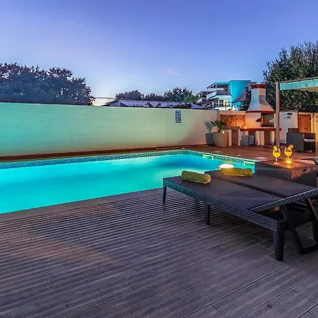 With Pool Near The Beach, Great Location By Wiibuk Сasa de vacaciones *