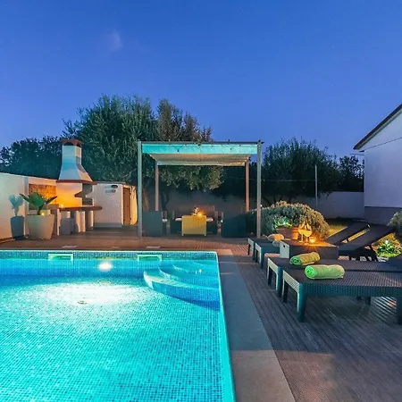 With Pool Near The Beach, Great Location By Wiibuk Сasa de vacaciones Medulin