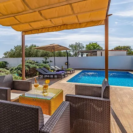 Сasa de vacaciones With Pool Near The Beach, Great Location By Wiibuk Medulin