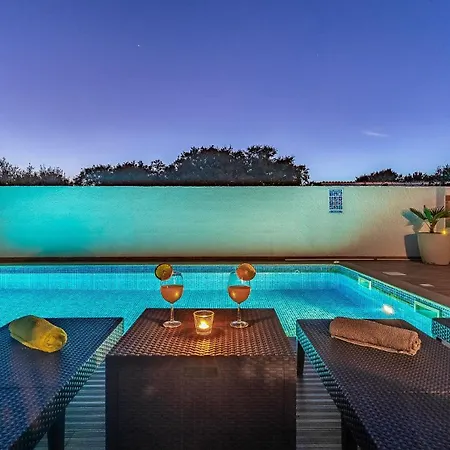 With Pool Near The Beach, Great Location By Wiibuk *