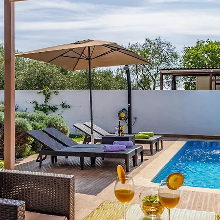 With Pool Near The Beach, Great Location By Wiibuk Medulin