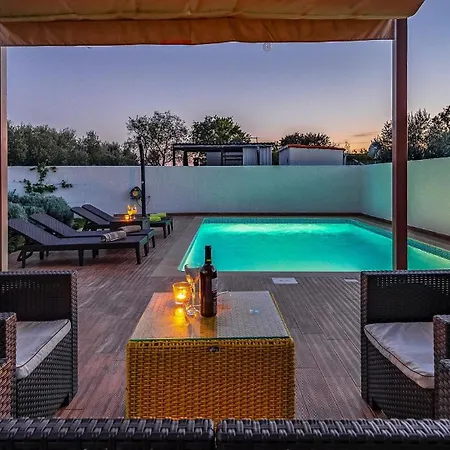 With Pool Near The Beach, Great Location By Wiibuk * Medulin