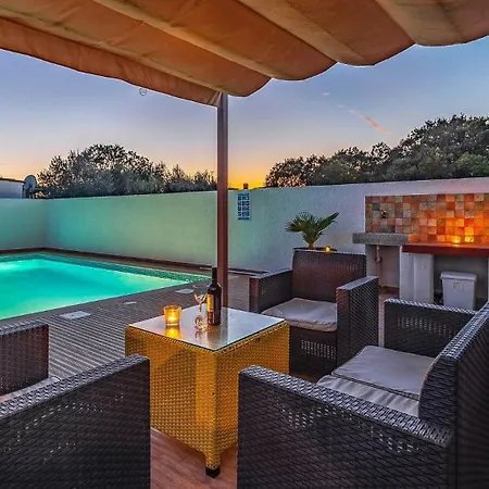 With Pool Near The Beach, Great Location By Wiibuk Сasa de vacaciones