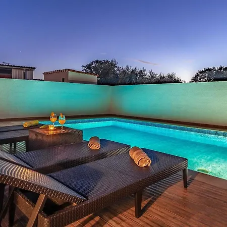 With Pool Near The Beach, Great Location By Wiibuk Сasa de vacaciones *