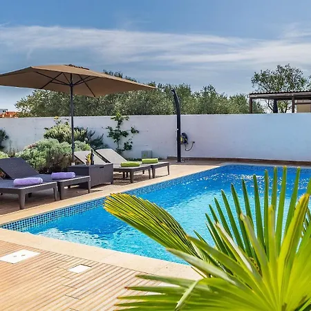 With Pool Near The Beach, Great Location By Wiibuk Сasa de vacaciones Medulin