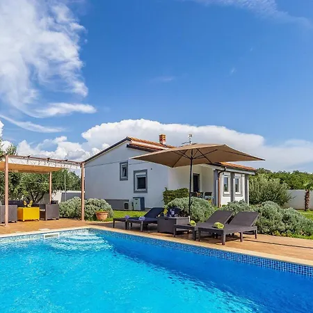 With Pool Near The Beach, Great Location By Wiibuk *