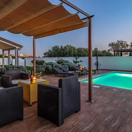 With Pool Near The Beach, Great Location By Wiibuk Medulin