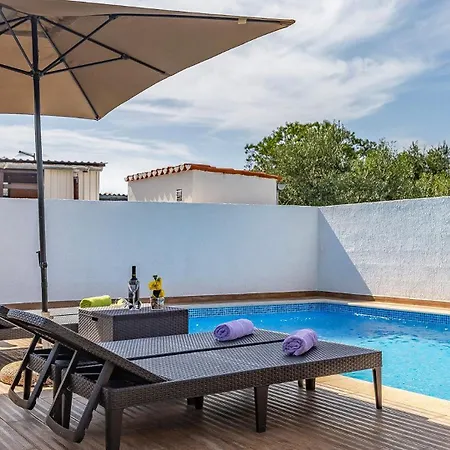 With Pool Near The Beach, Great Location By Wiibuk * Medulin