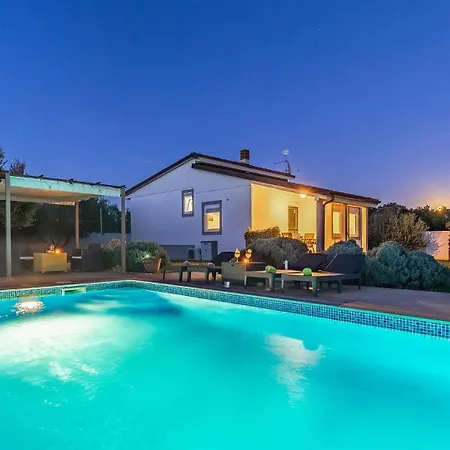 With Pool Near The Beach, Great Location By Wiibuk Сasa de vacaciones