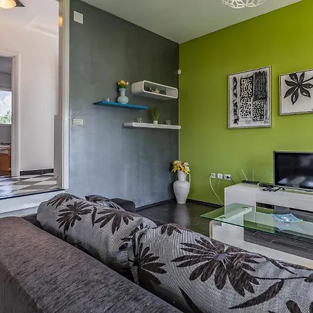 Сasa de vacaciones With Pool Near The Beach, Great Location By Wiibuk Medulin