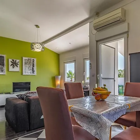 Сasa de vacaciones With Pool Near The Beach, Great Location By Wiibuk Medulin
