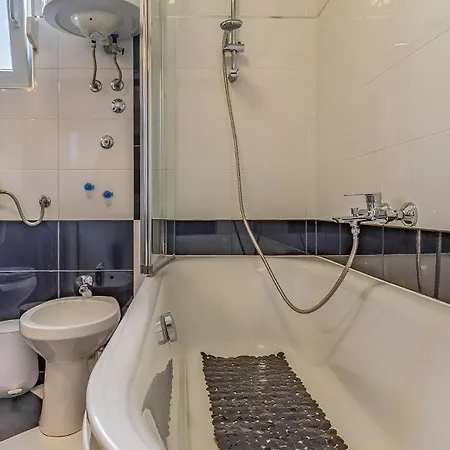 With Pool Near The Beach, Great Location By Wiibuk Сasa de vacaciones