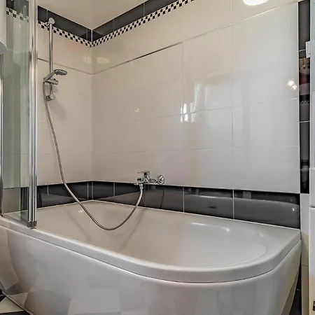 With Pool Near The Beach, Great Location By Wiibuk Сasa de vacaciones *