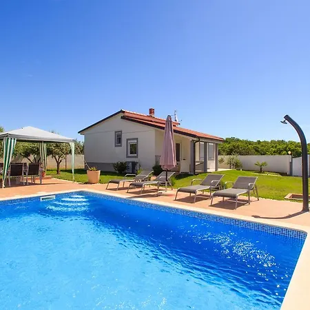 With Pool Near The Beach, Great Location By Wiibuk Сasa de vacaciones Medulin